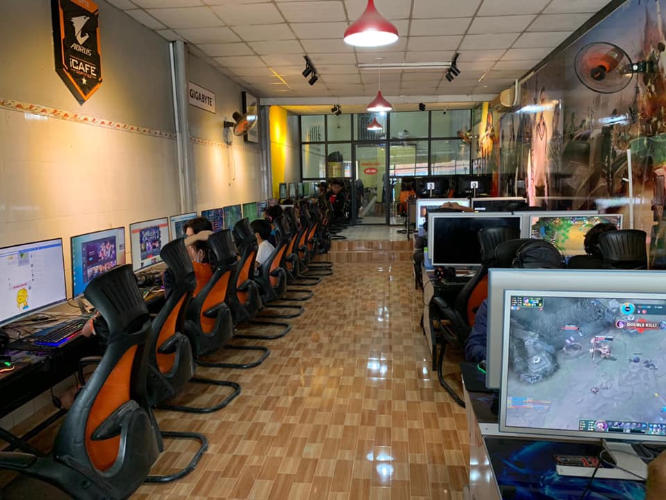 8 Gaming Không Gian Rộng Cấu Hình Mạnh Thiết Kế Đẹp với bàn phím cơ, chuột gaming và màn hình cong.